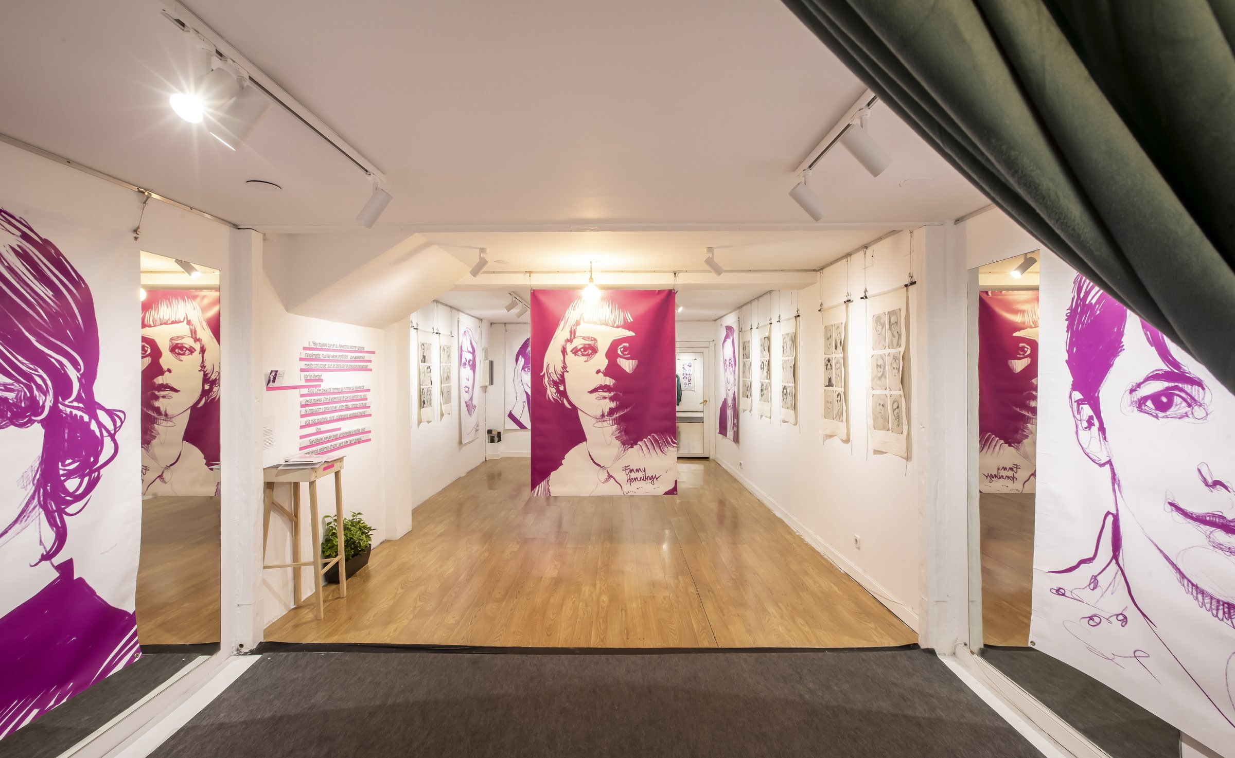 La sala La Modernista, al fondo de la tienda, durante una exposición de retratos