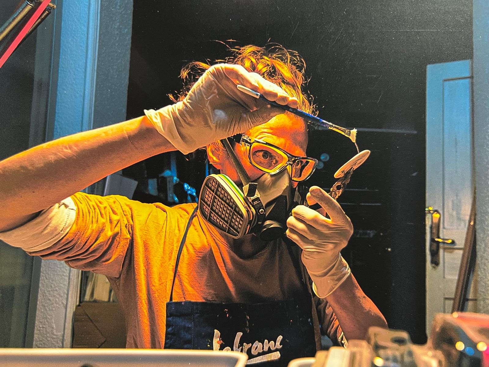 Una de las socias de Lamai, con mascarilla y guantes, trabajando una pieza en el taller