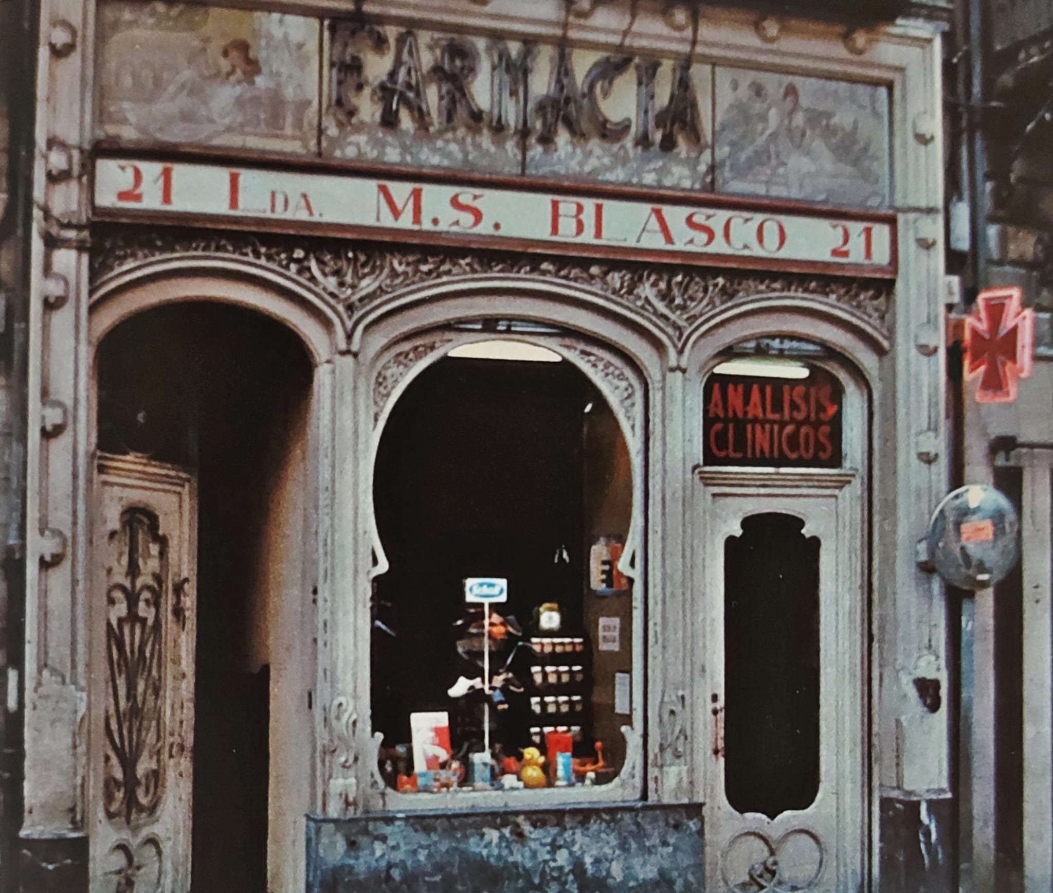 Fotografía antigua de la fachada de la farmacia de la calle Mercaderes, 21, con el rótulo M. S. Blasco
