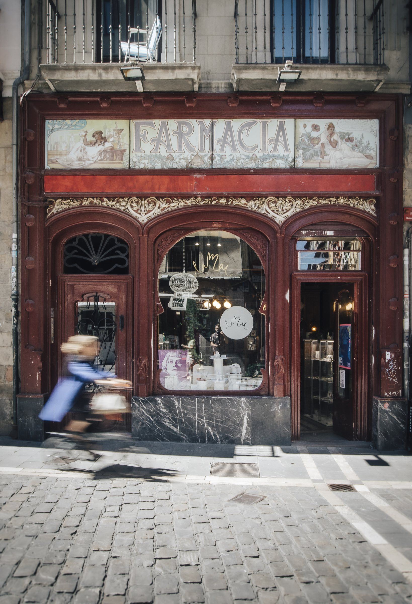 La fachada modernista de la tienda de Lamai desde la calle Mercaderes