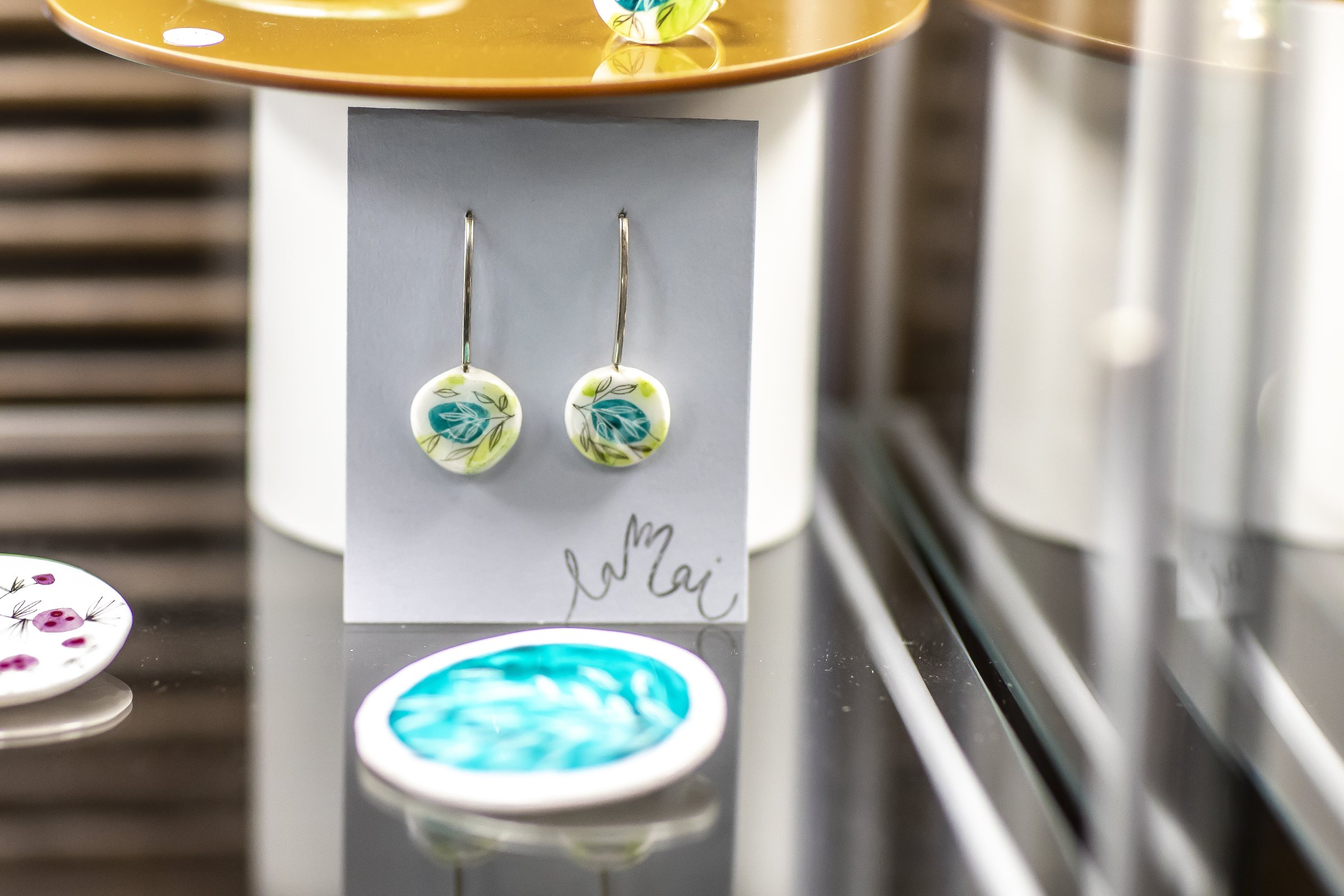 Pendientes turquesa de Lamai sobre un expositor de la tienda